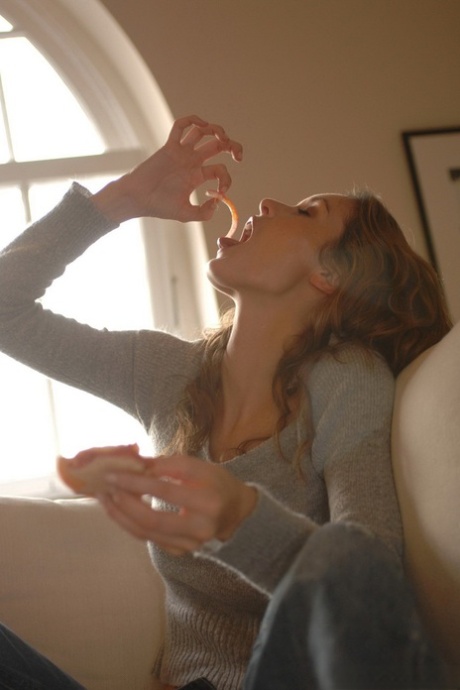 Solo Girl Nikkala Stott Takes Off Her Sweater After Having A Bite To Eat