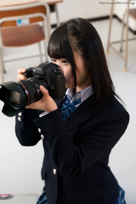 Японская школьница откладывает камеру достаточно долго, чтобы отсосать своему учителю