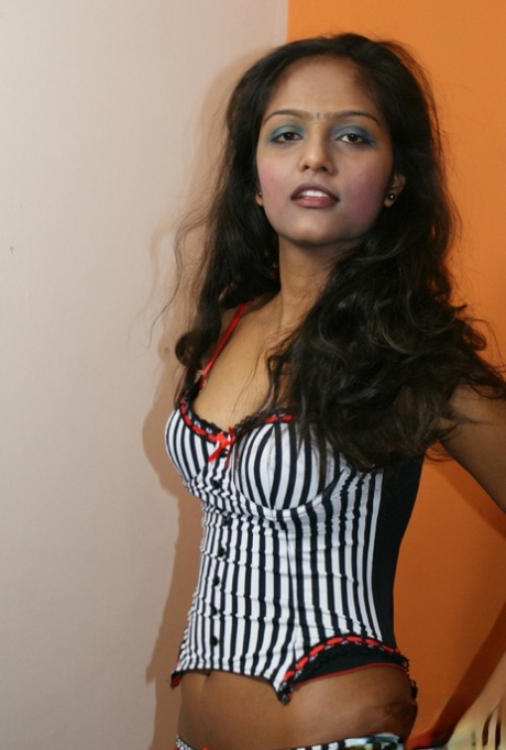 Индийская соло-девушка теряет свои задорные сиськи из сексуального нижнего белья во время соло-экшена