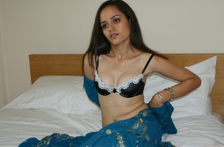 Indian Solo Girl Removes Her Saree And Bra To Show Off Her Small Boobs