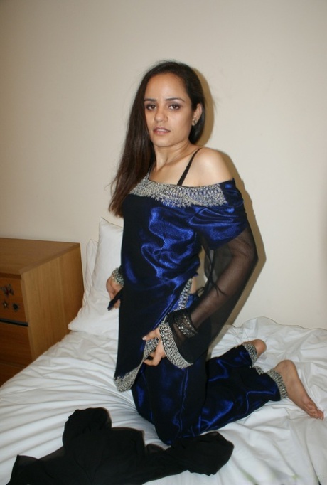 Индийская соло-девушка обнимает свои натуральные сиськи на кровати в нижнем белье