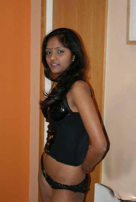 India: Indian amateur divya Yogesh releases her firm "tits" from the darklings out on the floor.