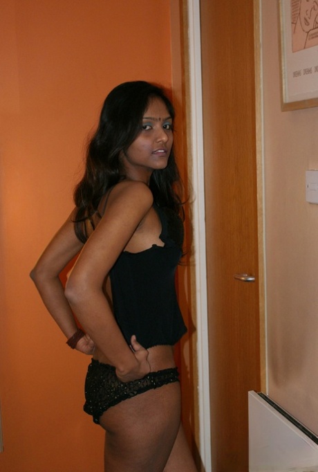 Indian amateur Divya Yogesh releases her firm tits from black lingerie