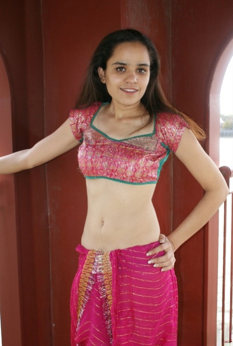 Индийская соло-девушка Жасмин обнажает свою маленькую грудь в нижнем белье