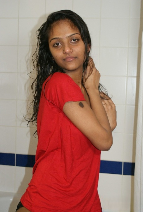 While showering, an Indian amateur goes completely naked.