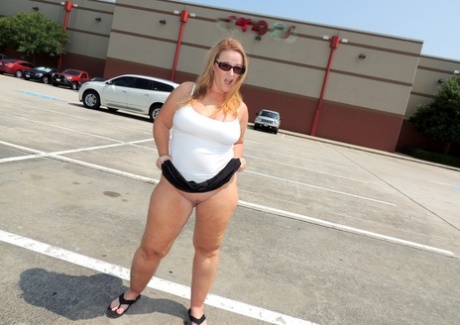 BBW Guy: Dee Siren, amateur BBW and comedian on the block, flashes in a mall parking lot before masturbating.