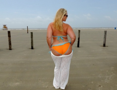 Big tits and big asses are released from their bikini by amateur BBW Dee Siren on the beach.