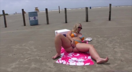 Actor Dee Siren, an amateur wrestler from the British band BBW, releases big boys and their buttocks from a bikini on the beach.