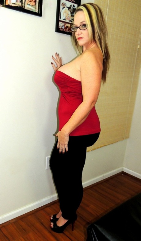 Dee Siren, a beautiful blonde amateur, exhibits her attractive feet and large buttocks in the nude.