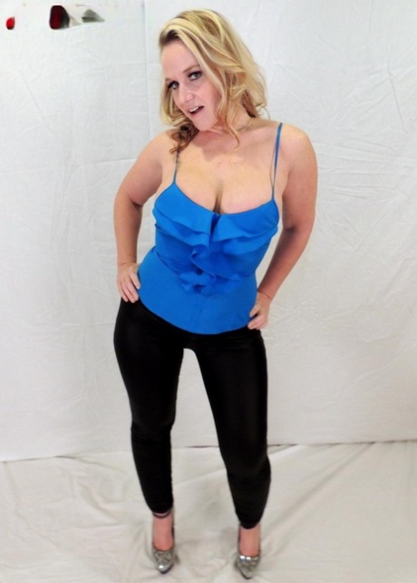 Exhibiting her impressive bust in black leggings, Dee Siren, a blonde amateur, showcased her broad chest.