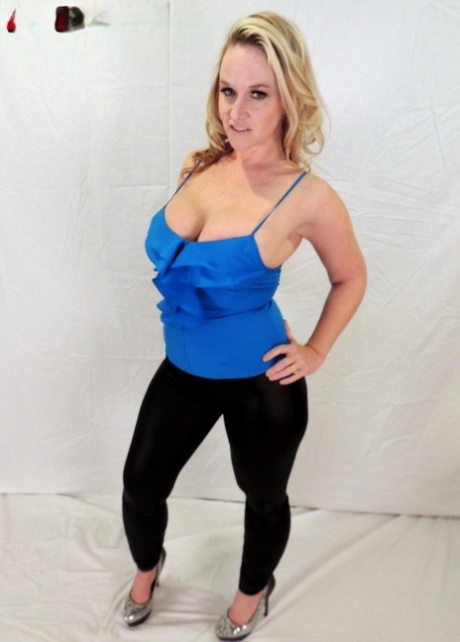 Dee Siren, a self-proclaimed amateur blonde, exhibits her impressive bust in black leggings.