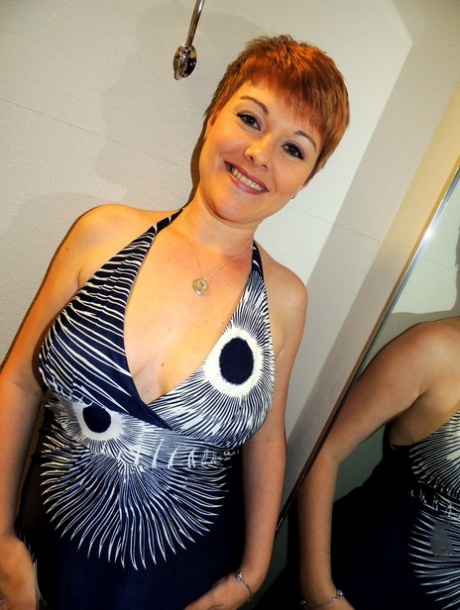 As an amateur woman with short red hair, Kali Devine performs as a BJ in the dressing room.