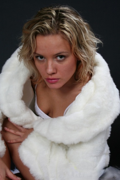 In the lead up to modelling in the nude, Regina, a dirty blonde amateur, removes her fur coat.