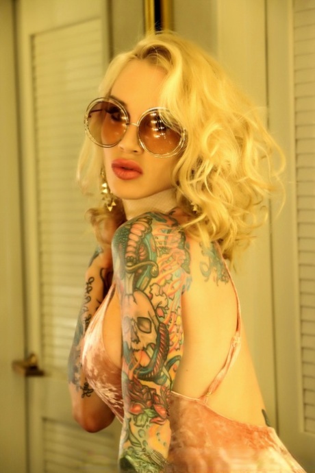 Tattooed blonde Sarah Jessie masturbates on a bathroom counter in spectacles