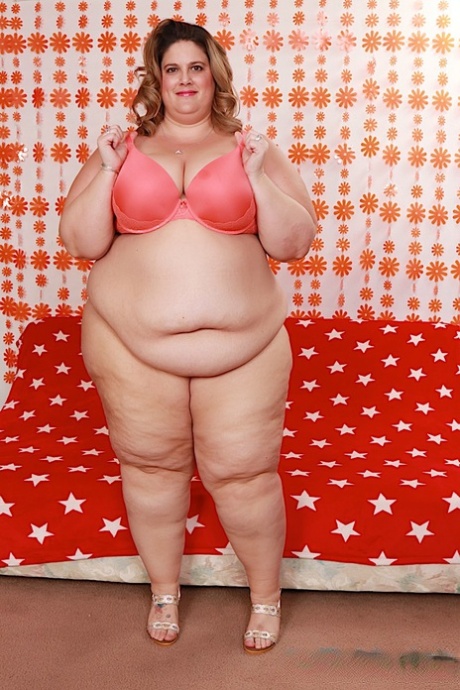 The hot, full-figured SSBBW Erin Green exposes her massive curves by stripping off her clothes.