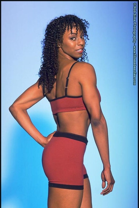 Чернокожая фитнес-модель Мэдисон Чейз позирует в спортивной одежде и нижнем белье.