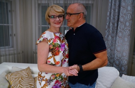 A woman with sunglasses and an older partner seduces her hubby by giving him a cuddle and then unleashing the doggystyle.