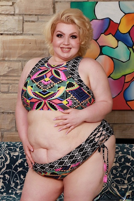 SSBBW model Velma Voodoo showcases her shaved head in heels for the camera.