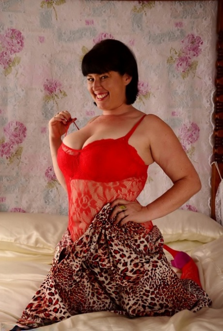 The big tits are displayed by Juicey Janey, an older British amateur, while wearing a stocking without a backrest.