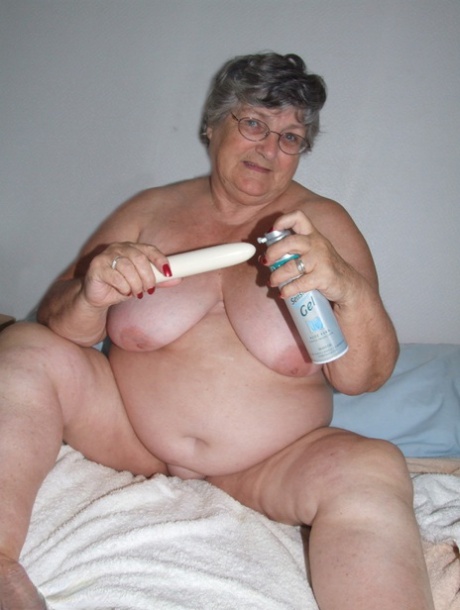 Obese Woman Grandma Libby Gives Her Underarms And Snatch A Fresh Shave