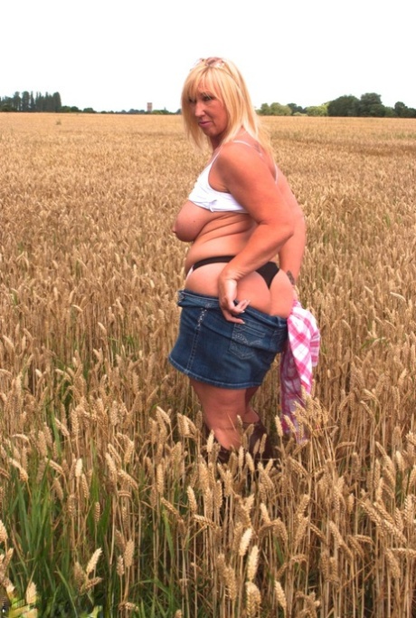 Field-ready MILF Melody, with its chubby appearance and big tits and flashing hot buttocks on the shoulder, is in a state of mind.