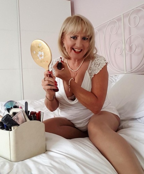 Зрелая блондинка-домохозяйка Лорна Блю раздвигает пухлую попку, стоя на коленях и пальцами