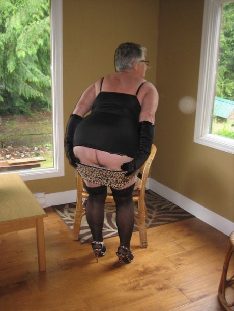 Fat oma Girdle Goddess releases her shaved pussy from her underwear on a chair - PornHugo.net