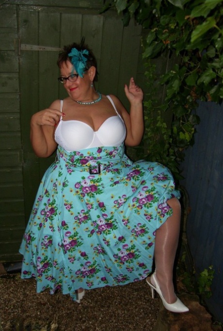 Amateur Fatty Warm Sweet Honey Exposes Her Large Breasts On Backyard Patio