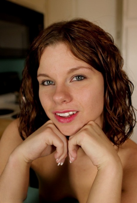 Amateur Girl Yevonne Wears A Smile During Nude Modeling Debut