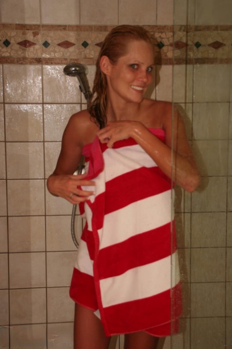 Amateur Girl With Large Boobs Hanna Gets Caught Taking A Shower