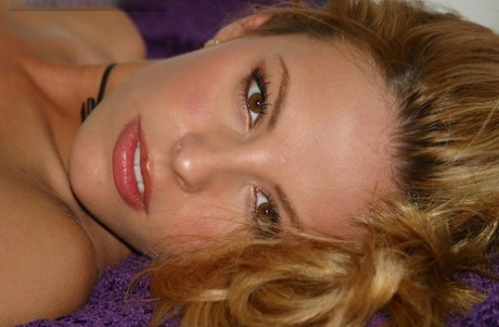 While exhibiting her freshly shaved vagina, Alyssa, who is also a blonde amateur, crosses her legs without any clothes.