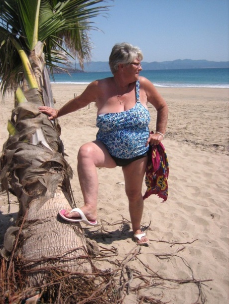 At the ebachi sand, the fat granny girdle Goddess takes off in her swimsuit and poses for a picture.