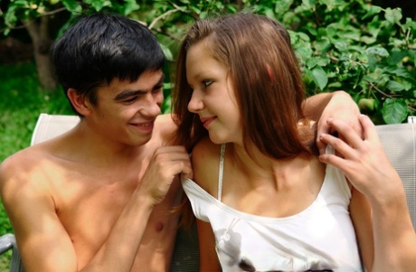 Amateur Girl And Her Boyfriend Have Sexual Intercourse On A Garden Bench Swing
