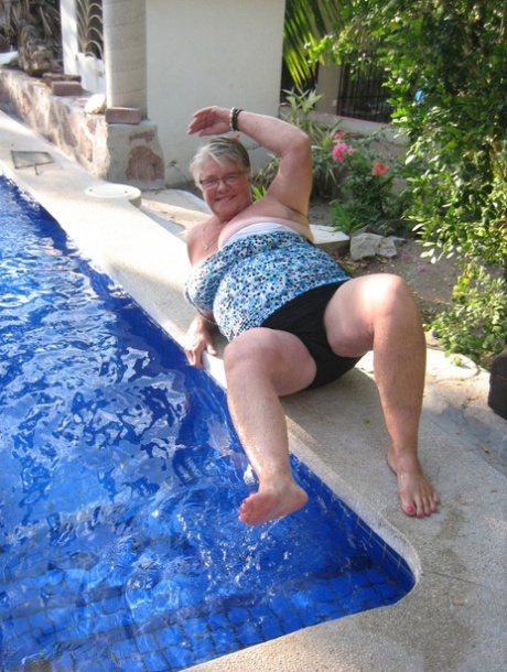 Толстая богиня Girdle ныряет нагишом в бассейне на заднем дворе