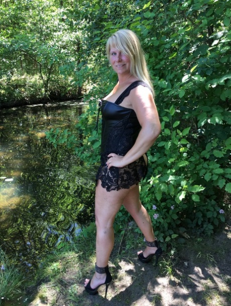 Blonde amateur: Sweet Susi loses her natural buttocks size after losing an inch in the back along a river.