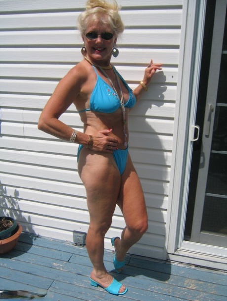 Wearing sunglasses, Ruth releases her thighs and buttocks from a bikini while looking blonde at the time.