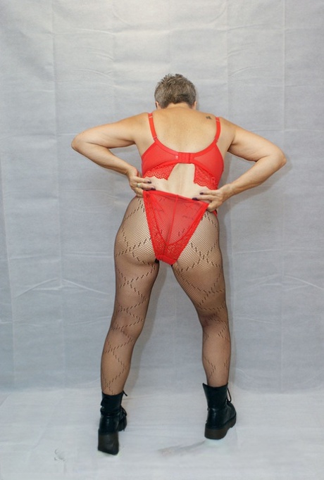 Old Amateur Savana Models Red Lingerie In Pantyhose And Black Boots