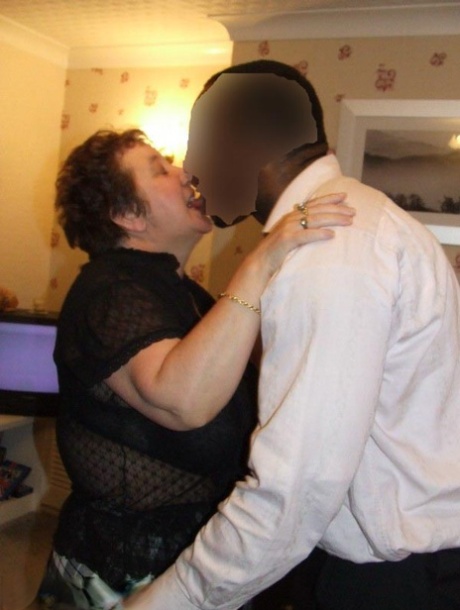 Knuckles: Fat amateur Kinky Carol gets down on her knees to a black penis (below) and performs the ritual.