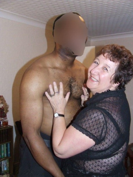 In order to ejaculate in her black penis, fat amateur Kinky Carol uses her legs to crawl on her knees.
