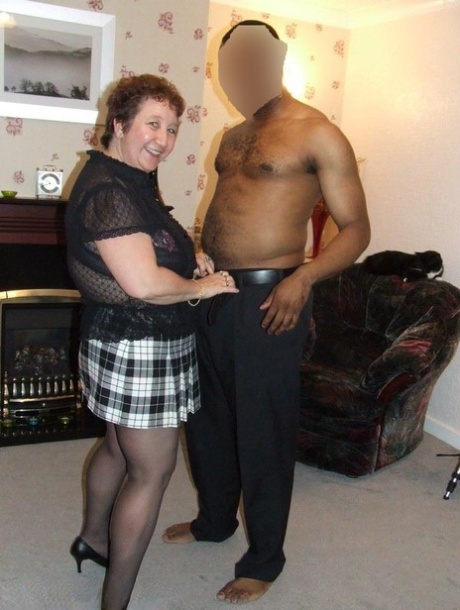 Using her knees, the overweight Kinky Carol performs an operation on his black penis.