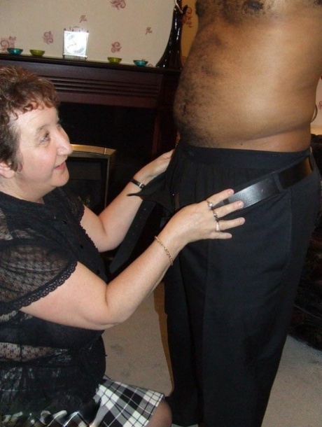 On her knees, fat amateur Kinky Carol perform an acrobatic procedure to inflate the tip of a black penis.