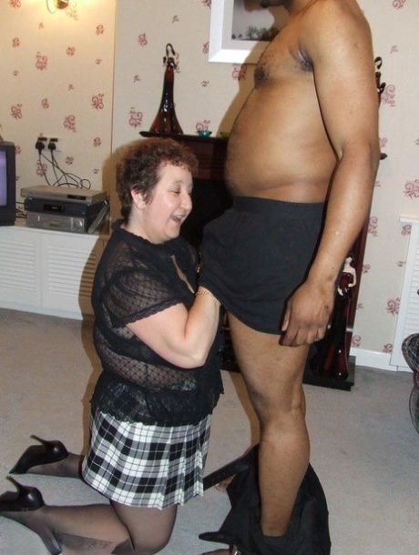 An obese and amateur Kinky Carol performs a deep-seated peep into her own black penis on her knees.