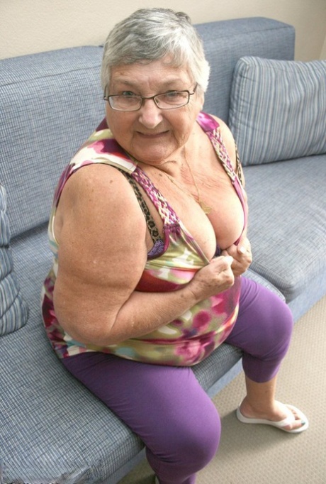 Огромная жирная бабушка обнажает свои отвисшие сиськи и широко раздвигает возбужденную киску