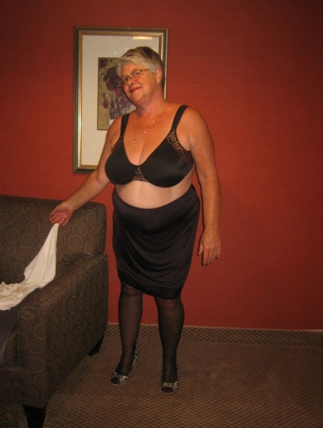 Old woman's belly dancer, the Girdle Goddess, removes her excess body from clothing and wears stockings to release it from clothing.