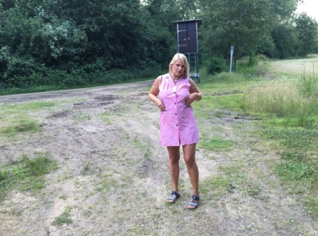 On a country road, Sweet Susi exposes herself as an old-fashioned blonde amateur.