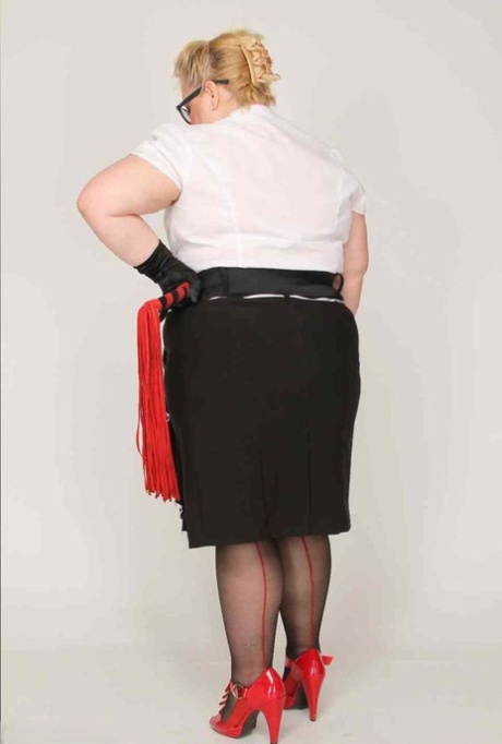 Exhibiting her pierced twat in gloves and nylons is Lexie Cummings, an Obese UK blonde.