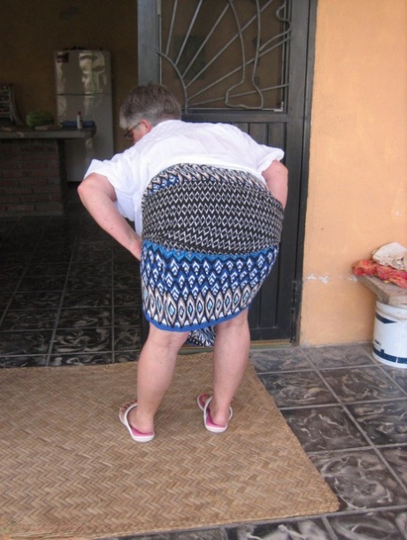 Old Amateur Girdle Goddess Exposes Her Obese Body Outside Her Front Door