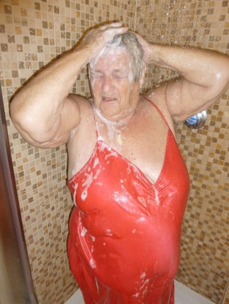 Толстая старуха бабушка Либби сушит волосы после душа