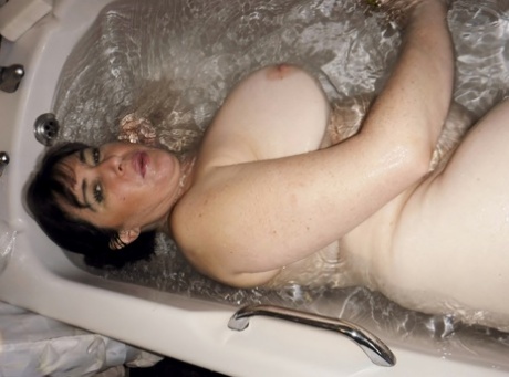 Despite being in a fully-naked bathtub, Juicey Janey, the British amateur, is caught naked.