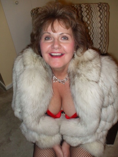 First-time sex enthusiast Busty Bliss sports a fur coat and mesh hosiery while giving a POV.